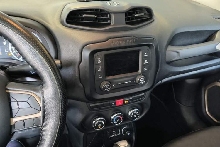 Used Jeep Renegade 2016 1.4T Automatic Jingneng Edition Audio And AC Panel