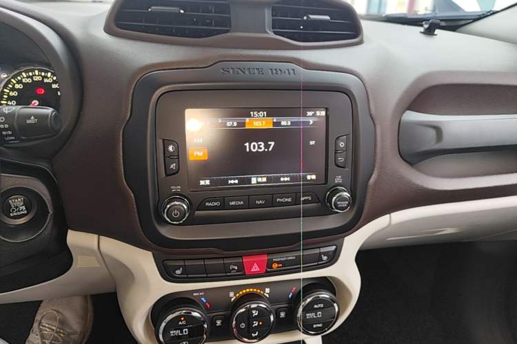 Used Jeep Renegade 2016 1.4T Automatic Smart Edition Audio And AC Panel