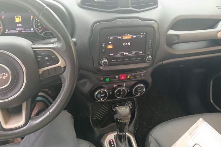 Used Jeep Renegade 2016 1.4T Automatic Smart Edition Audio And AC Panel