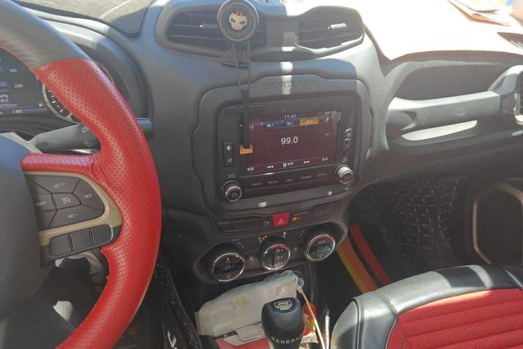 Used Jeep Renegade 2016 1.4T Automatic Jingneng Version+ Audio And AC Panel