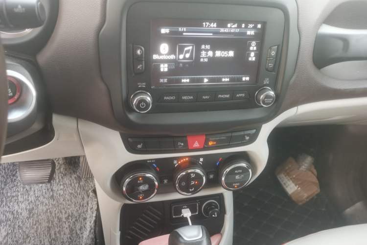 Used Jeep Renegade 2016 1.4T Automatic Smart Edition Audio And AC Panel