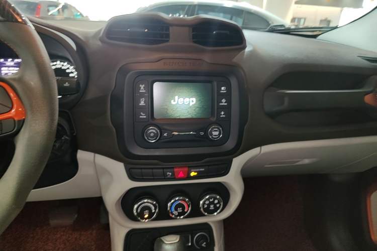 Used Jeep Renegade 2016 1.4T Automatic Jingneng Edition Audio And AC Panel