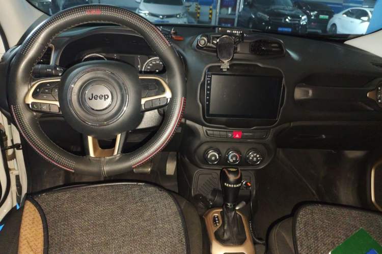 Used Jeep Renegade 2016 1.4T Automatic High-Energy Version Center Console