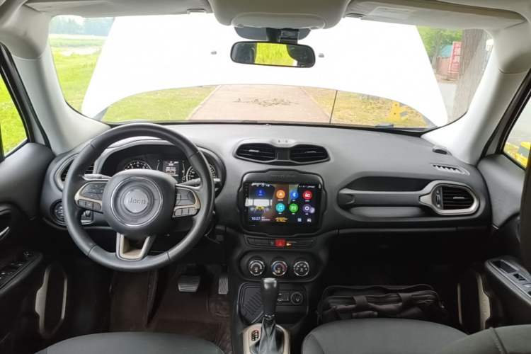 Used Jeep Renegade 2016 1.4T Automatic Kinetic Edition Center Console