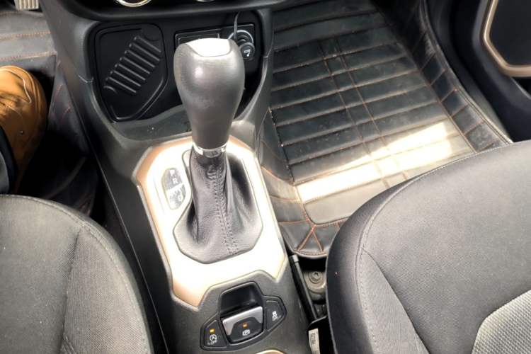 Used Jeep Renegade 2016 1.4T Automatic Kinetic Edition Gear Lever