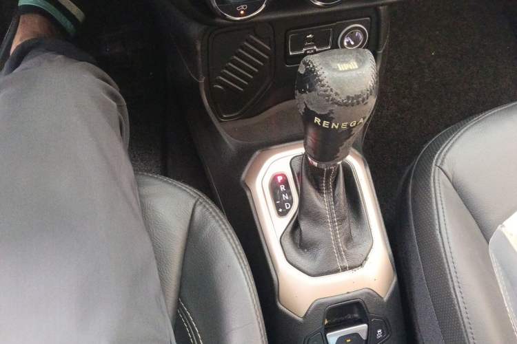 Used Jeep Renegade 2016 1.4T Automatic Smart Edition Gear Lever