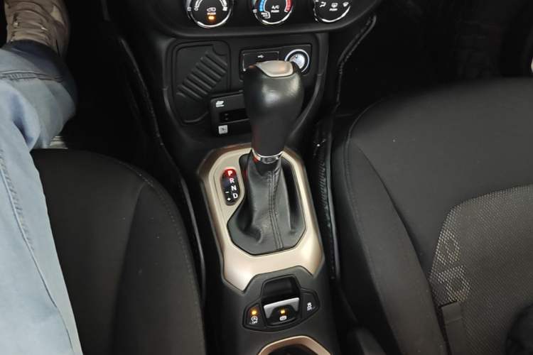 Used Jeep Renegade 2016 1.4T Automatic Kinetic Edition Gear Lever