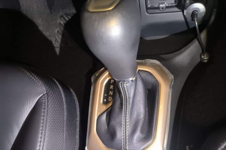 Used Jeep Renegade 2016 1.4T Automatic Smart Edition Gear Lever