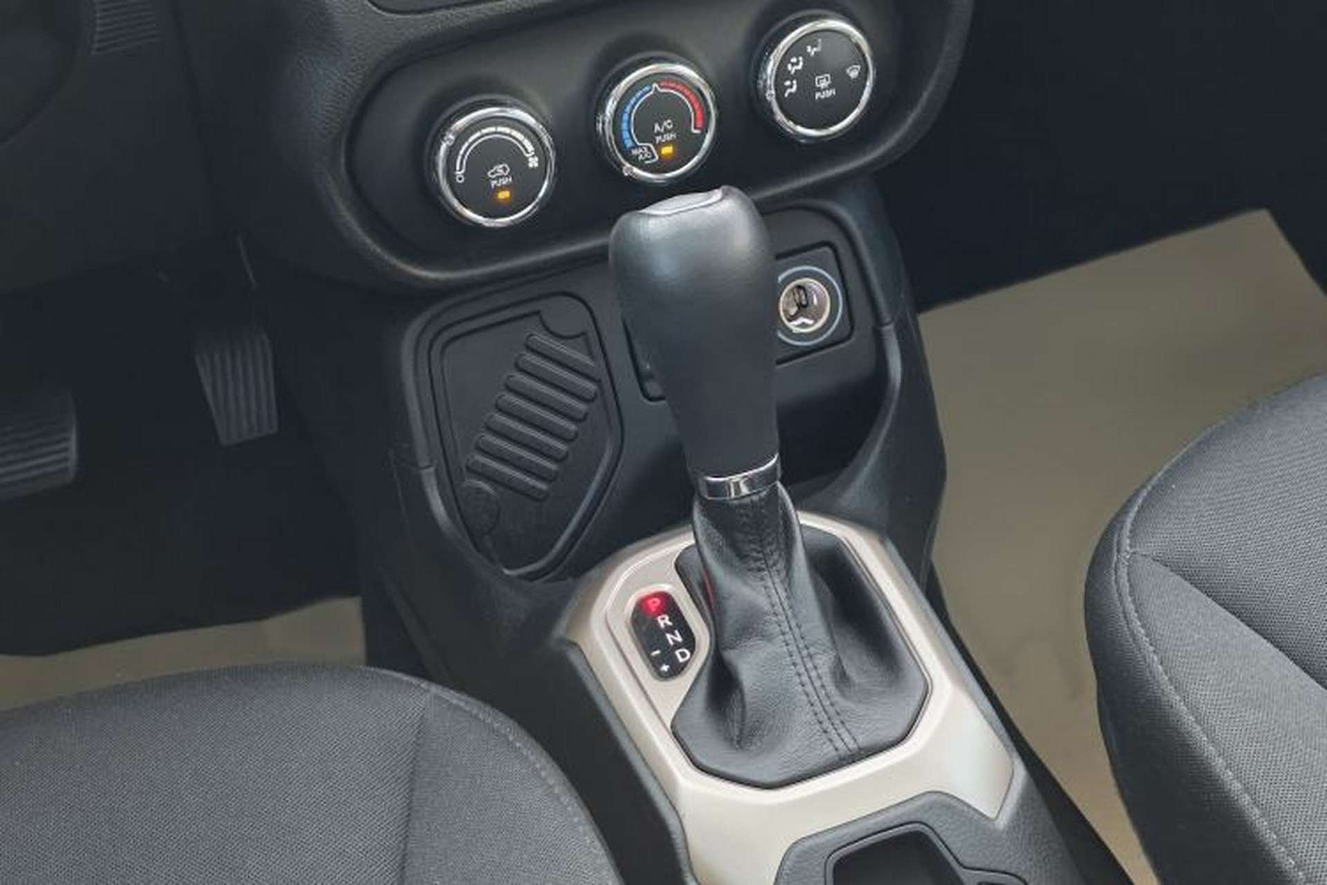 Used Jeep Renegade 2016 1.4T Automatic Jingneng Edition Gear Lever