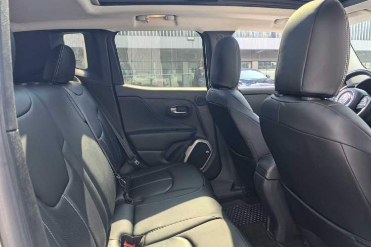 Used Jeep Renegade 2016 2.0L Automatic Four-Wheel Drive 75th Anniversary Tribute Edition Interior 10