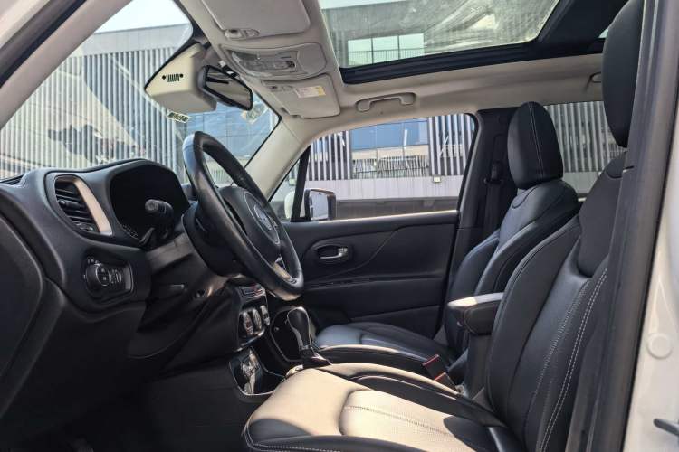 Used Jeep Renegade 2016 2.0L Automatic Four-Wheel Drive 75th Anniversary Tribute Edition Interior 2