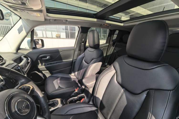Used Jeep Renegade 2016 2.0L Automatic Four-Wheel Drive 75th Anniversary Tribute Edition Interior 5