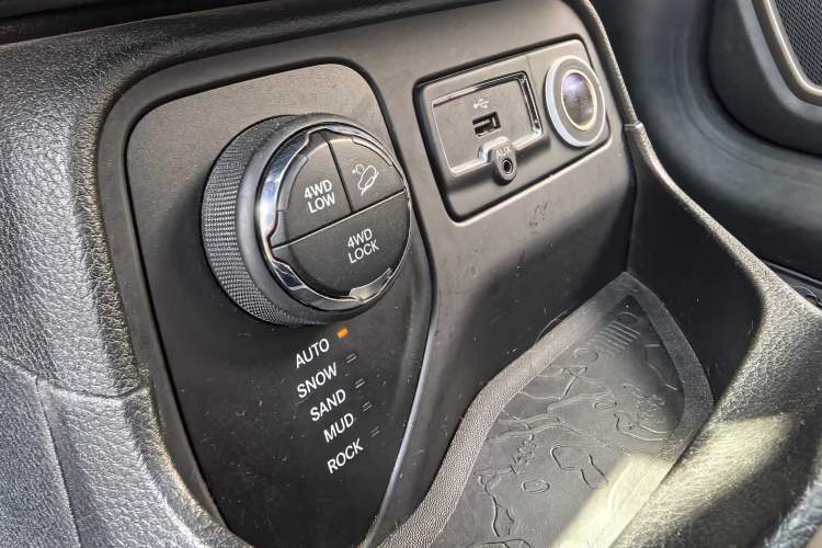 Used Jeep Renegade 2016 2.0L Automatic Four-Wheel Drive 75th Anniversary Tribute Edition Interior 6