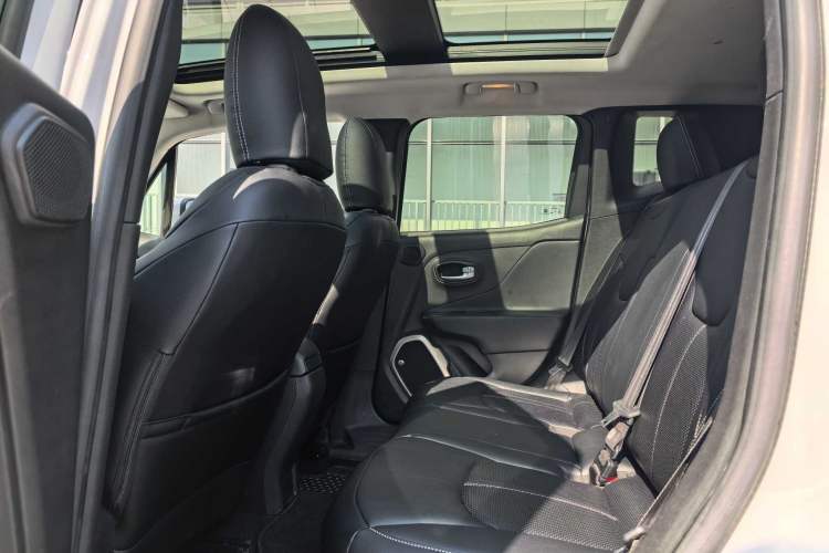 Used Jeep Renegade 2016 2.0L Automatic Four-Wheel Drive 75th Anniversary Tribute Edition Interior 7