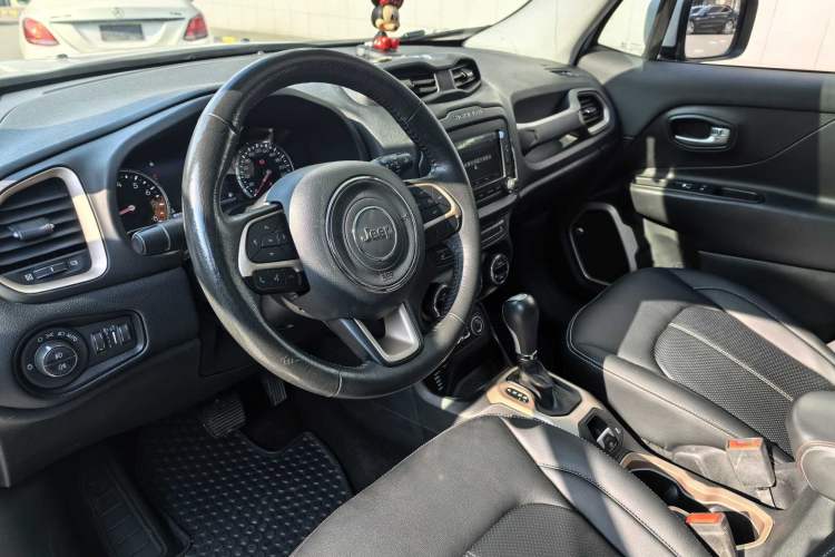 Used Jeep Renegade 2016 2.0L Automatic Four-Wheel Drive 75th Anniversary Tribute Edition Interior 8