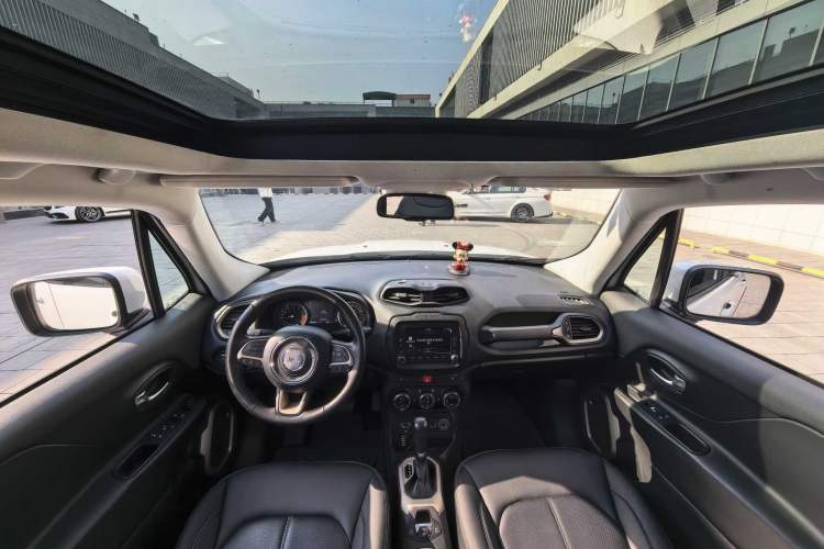 Used Jeep Renegade 2016 2.0L Automatic Four-Wheel Drive 75th Anniversary Tribute Edition Interior 9