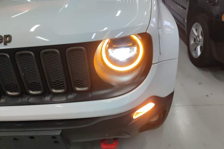Used Jeep Renegade 2016 2.0L Automatic Four-Wheel Drive 75th Anniversary Tribute Edition Left Front Headlight