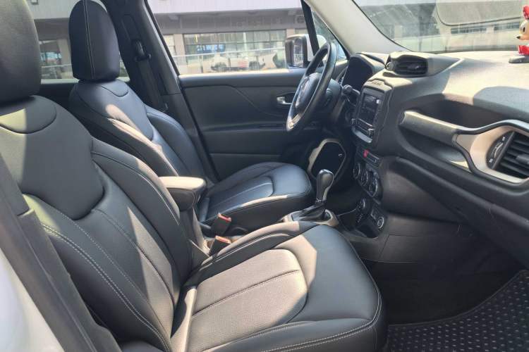 Used Jeep Renegade 2016 2.0L Automatic Four-Wheel Drive 75th Anniversary Tribute Edition Right Front Seat