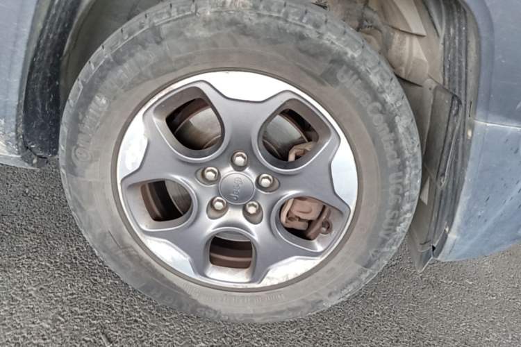 Used Jeep Renegade 2016 1.4T Manual Kinetic Edition Right Front Wheel Hub