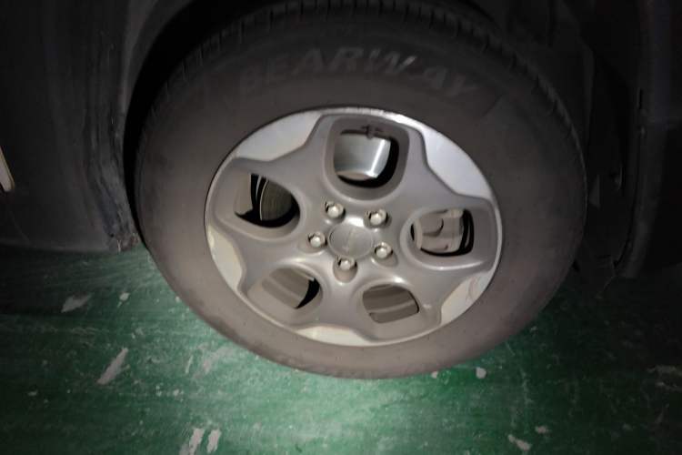 Used Jeep Renegade 2016 1.4T Automatic Kinetic Edition Right Front Wheel Hub