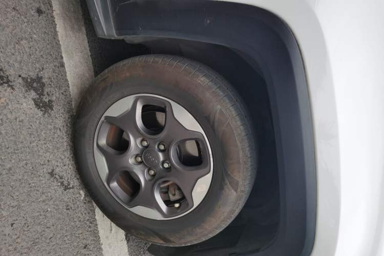 Used Jeep Renegade 2016 1.4T Automatic Kinetic Edition Right Front Wheel Hub
