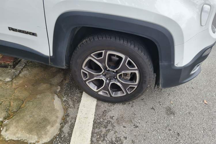 Used Jeep Renegade 2016 1.4T Automatic Smart Edition Right Front Wheel Hub