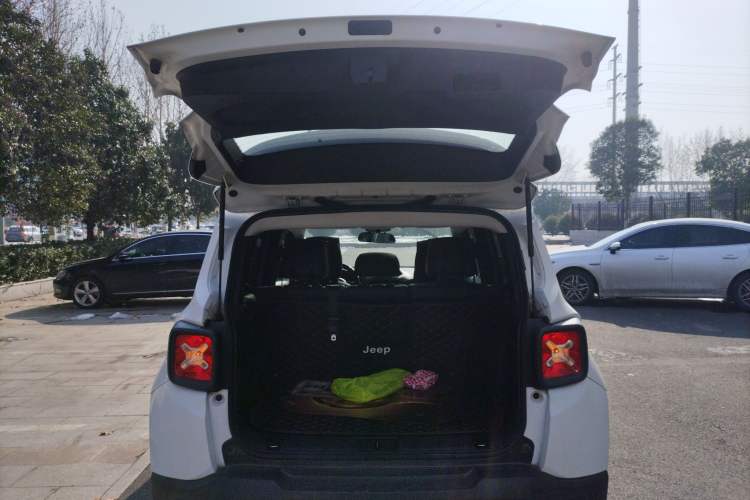 Used Jeep Renegade 2016 1.4T Automatic Jingneng Edition Trunk