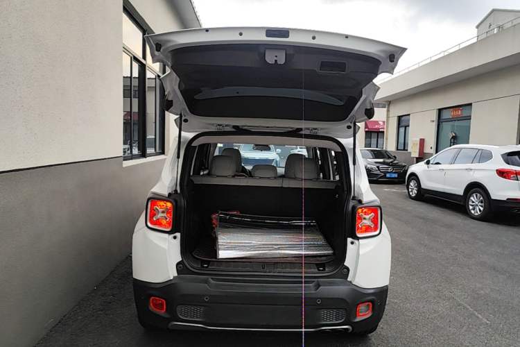 Used Jeep Renegade 2016 1.4T Automatic Smart Edition Trunk