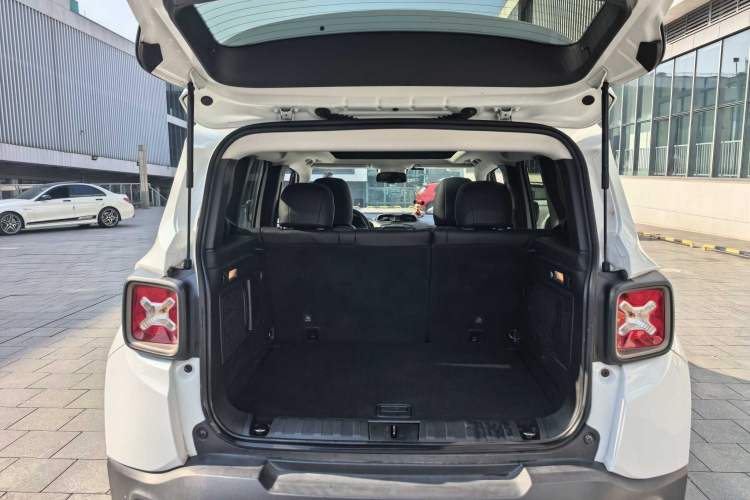 Used Jeep Renegade 2016 2.0L Automatic Four-Wheel Drive 75th Anniversary Tribute Edition Trunk