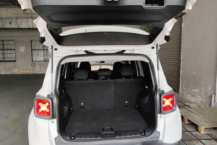 Used Jeep Renegade 2016 1.4T Automatic High-Energy Version Trunk