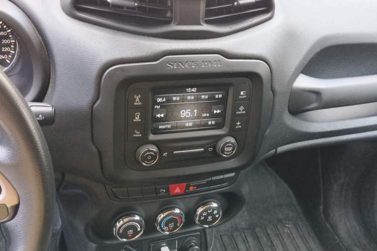 Used Jeep Renegade 2016 1.4T Automatic Jingneng Edition Audio And AC Panel