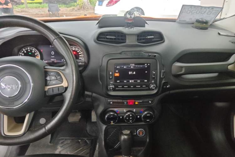 Used Jeep Renegade 2016 1.4T Automatic Smart Edition Audio And AC Panel