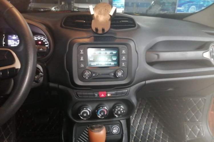 Used Jeep Renegade 2016 1.4T Automatic Jingneng Edition Audio And AC Panel