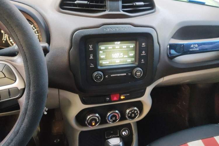 Used Jeep Renegade 2016 1.4T Automatic High-Energy Version Audio And AC Panel
