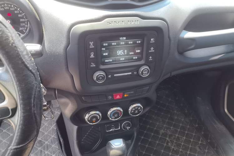 Used Jeep Renegade 2016 1.4T Automatic Jingneng Edition Audio And AC Panel