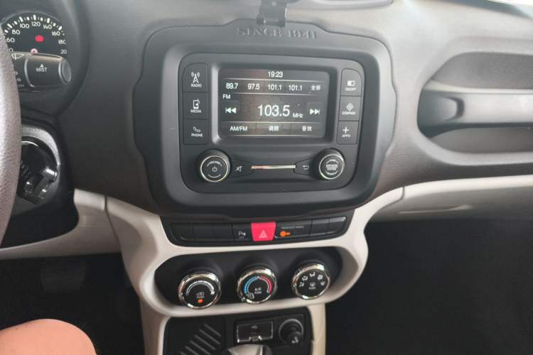 Used Jeep Renegade 2016 1.4T Automatic Jingneng Edition Audio And AC Panel