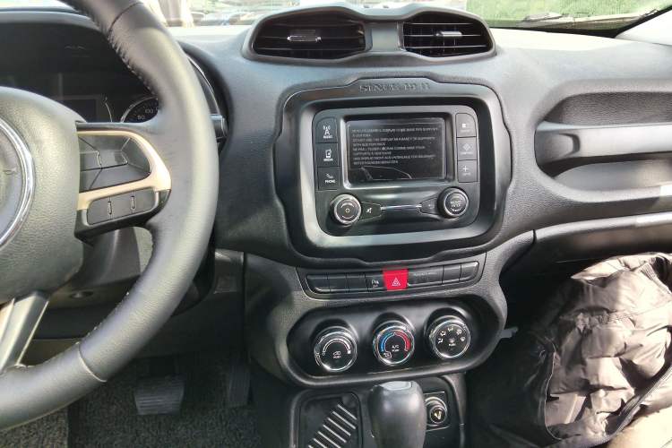 Used Jeep Renegade 2016 1.4T Automatic Jingneng Edition Audio And AC Panel