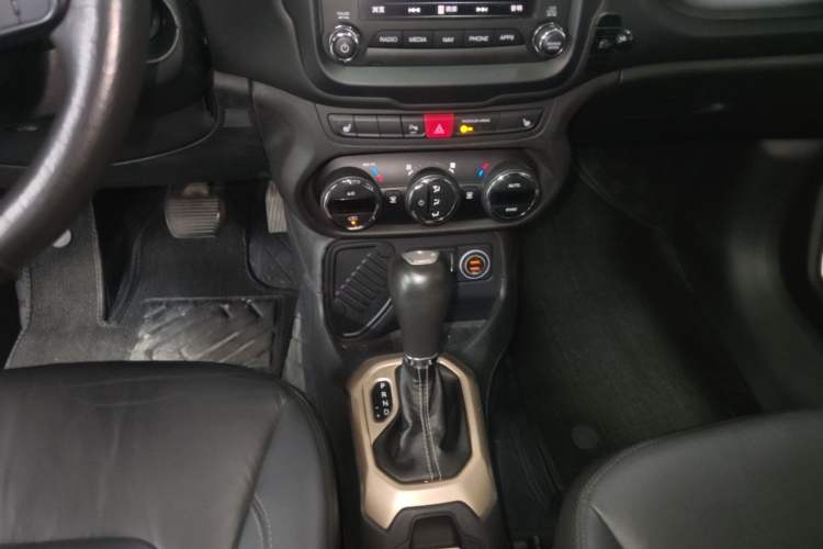 Used Jeep Renegade 2016 1.4T Automatic Smart Edition Gear Lever