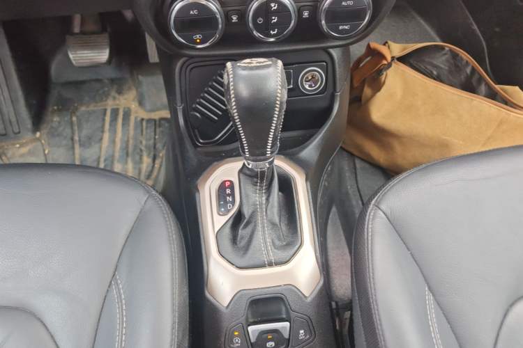 Used Jeep Renegade 2016 1.4T Automatic Smart Edition Gear Lever