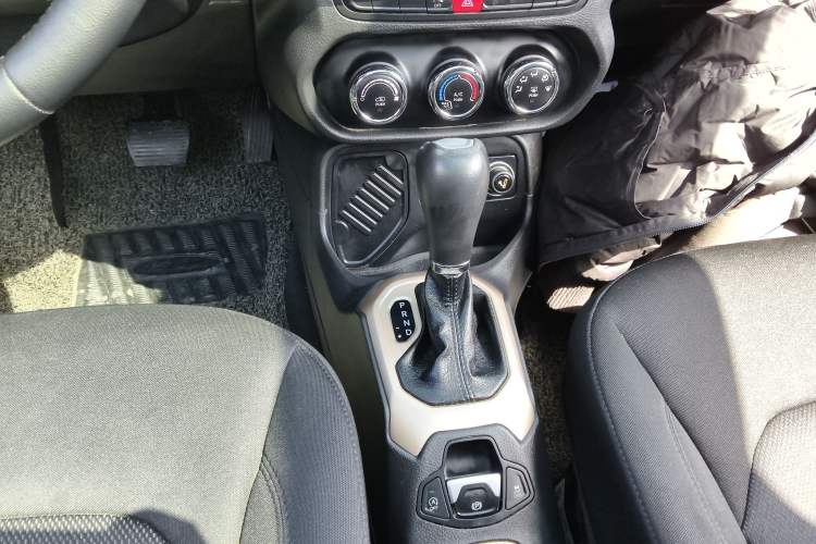 Used Jeep Renegade 2016 1.4T Automatic Jingneng Edition Gear Lever