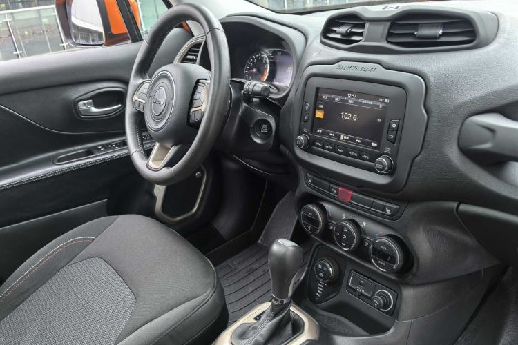 Used Jeep Renegade 2016 2.0L Automatic Four-Wheel Drive 75th Anniversary Tribute Edition Interior 11