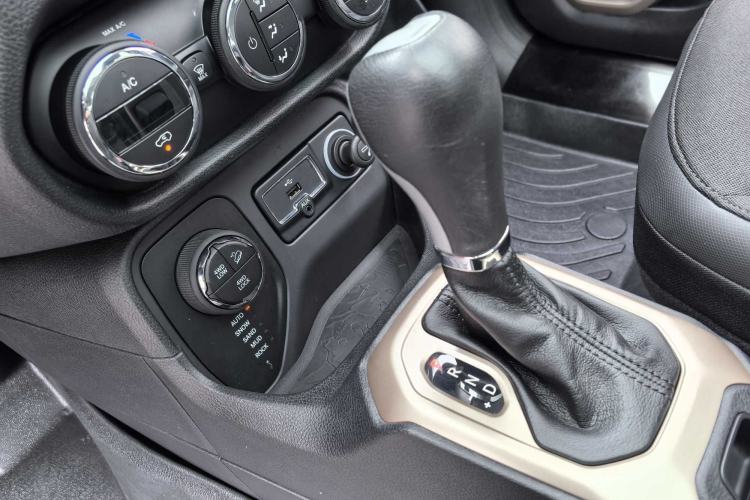Used Jeep Renegade 2016 2.0L Automatic Four-Wheel Drive 75th Anniversary Tribute Edition Interior 3