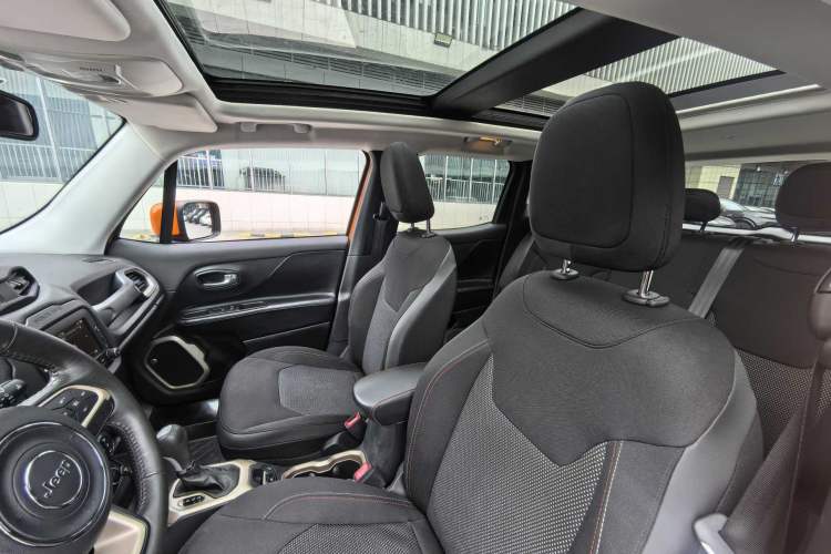 Used Jeep Renegade 2016 2.0L Automatic Four-Wheel Drive 75th Anniversary Tribute Edition Interior 5