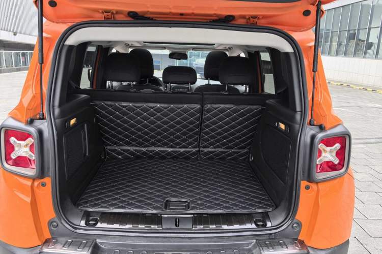 Used Jeep Renegade 2016 2.0L Automatic Four-Wheel Drive 75th Anniversary Tribute Edition Interior 9