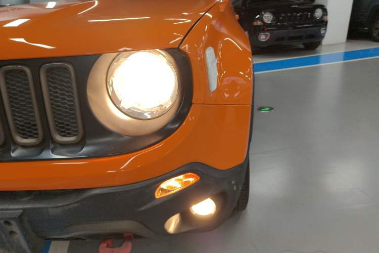 Used Jeep Renegade 2016 2.0L Automatic Four-Wheel Drive 75th Anniversary Tribute Edition Left Front Headlight