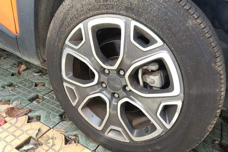 Used Jeep Renegade 2016 1.4T Automatic Smart Edition Right Front Wheel Hub