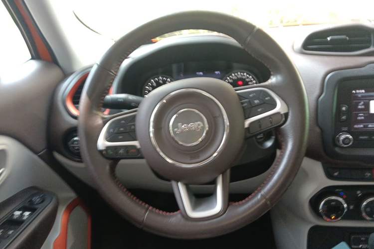 Used Jeep Renegade 2016 1.4T Automatic Smart Edition Steering Wheel
