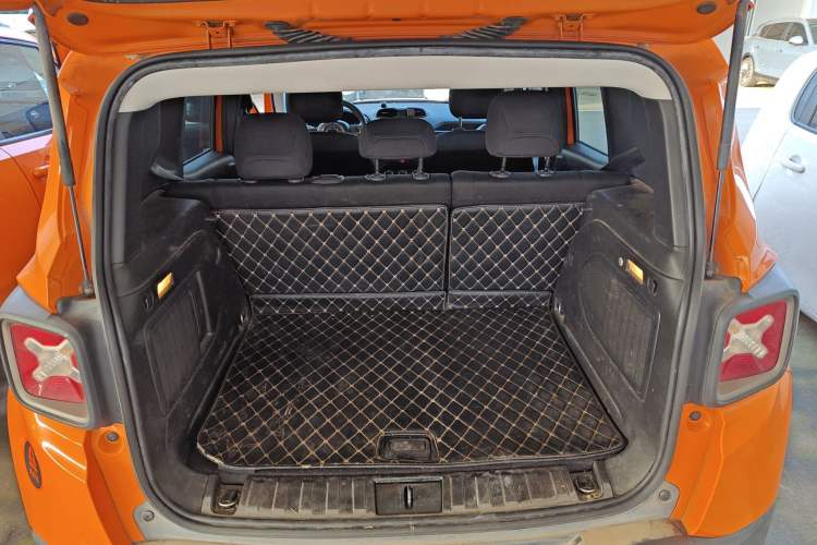 Used Jeep Renegade 2016 2.0L Automatic Four-Wheel Drive 75th Anniversary Tribute Edition Trunk