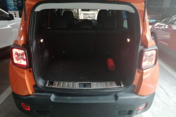 Used Jeep Renegade 2016 1.4T Automatic Jingneng Edition Trunk