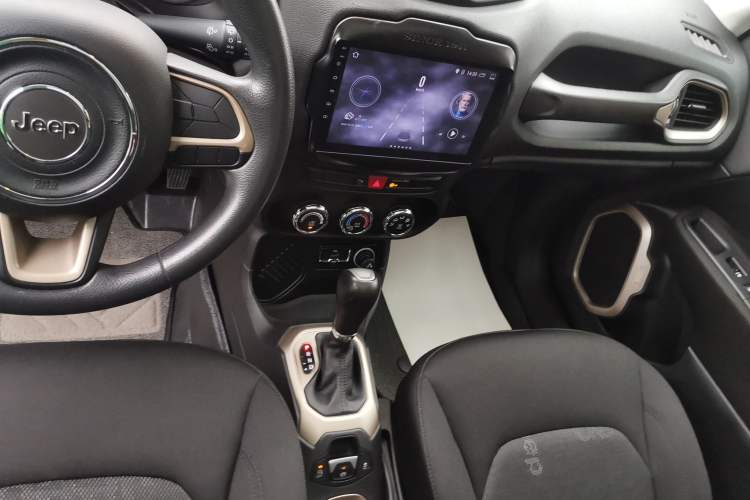 Used Jeep Renegade 2017 180T Automatic High-Energy Version Audio And AC Panel